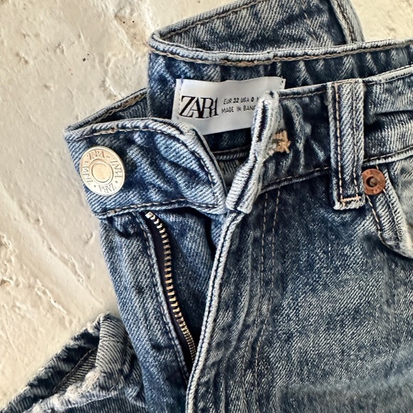 Zara Distressed High-Rise Mom Tapered Jeans USA 0 Holes at Knees - Picture 4 of 6